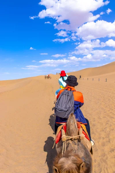 Gruppo Turisti Stanno Cavalcando Cammello Alla Montagna Sabbia Mingsha Shan — Foto Stock
