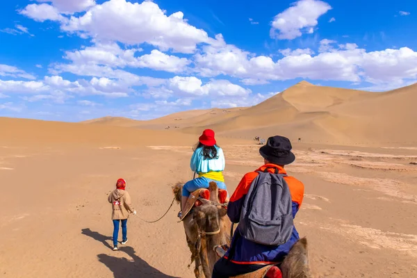 Grupp Turister Rider Kamel Vid Sandberget Mingsha Shan Öknen Eller — Stockfoto