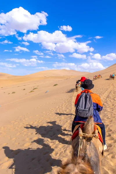 Gruppo Turisti Stanno Cavalcando Cammello Alla Montagna Sabbia Mingsha Shan — Foto Stock