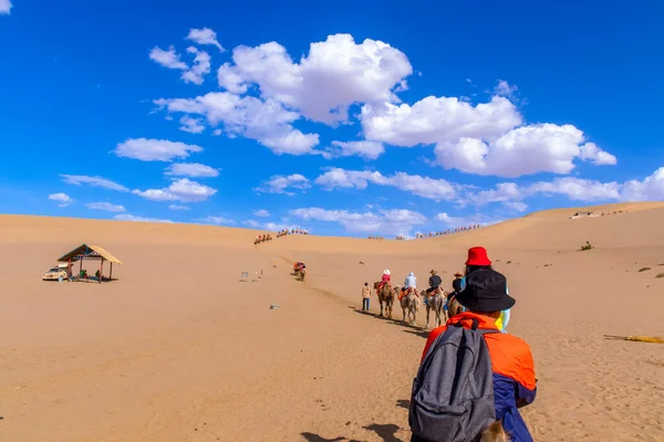 Grupp Turister Rider Kamel Vid Sandberget Mingsha Shan Öknen Eller — Stockfoto