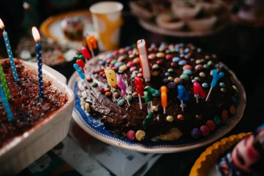 Berthday pastası, elinde mumlarla masada. Kutlama 