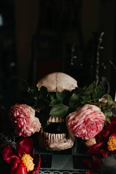 Tengkorak Dengan Bunga Mawar Tabel — Stok Foto