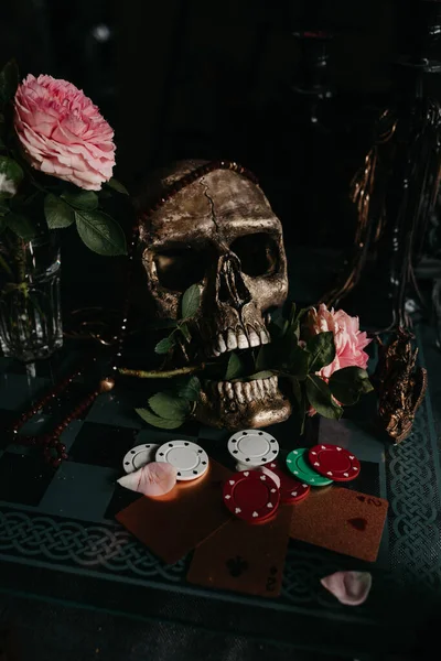 Tengkorak Dengan Bunga Mawar Atas Meja — Stok Foto