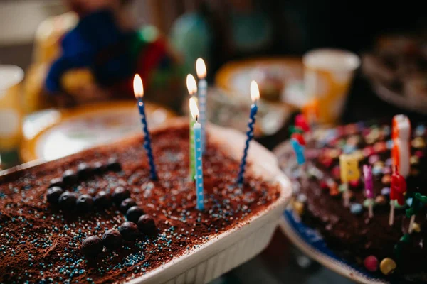 Bolo Aniversário Mesa Com Velas Celebração — Fotografia de Stock