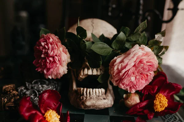 Tengkorak Dengan Bunga Mawar Tabel Stok Gambar Bebas Royalti