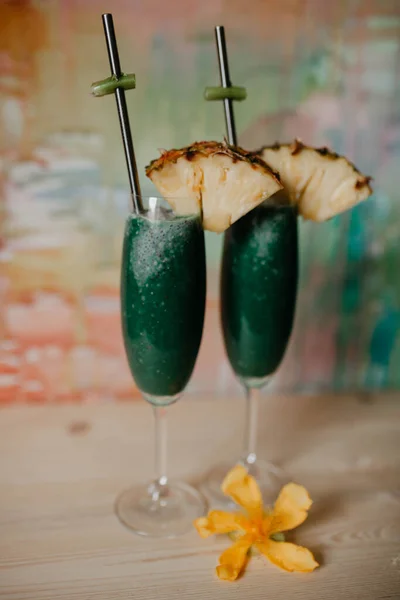 Cocktail Spirullina Verde Sul Bicchiere Immagine Stock