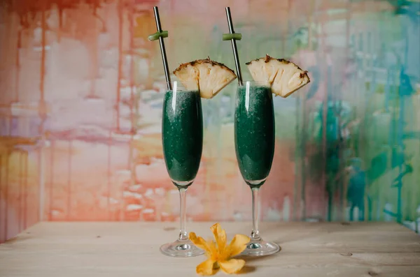 Cocktail Spirullina Verde Sul Bicchiere Foto Stock