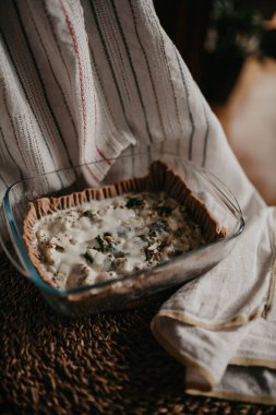 Sandalyede kiş turtası. Düşük Kay