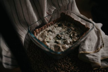 Sandalyede kiş turtası. Düşük Kay