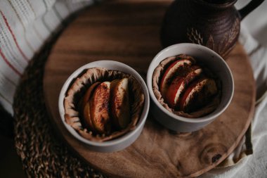 Tahtadaki elmalı turtalar. 