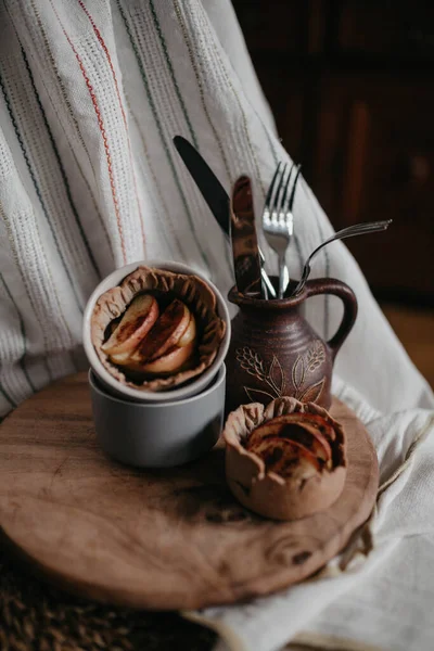 Pie Quiche Dengan Apel Papan Kayu — Stok Foto