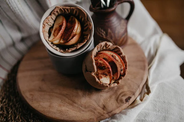 Torta Quiche Com Maçãs Prancha Madeira — Fotografia de Stock