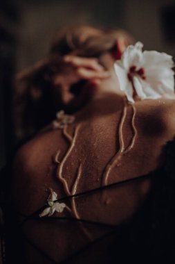 Bir hanımefendinin sırtından büyüyen ve açan çiçeklerin güzel ve çetrefilli görüntüsü. Harika Cadılar Bayramı konsepti fotoğrafı