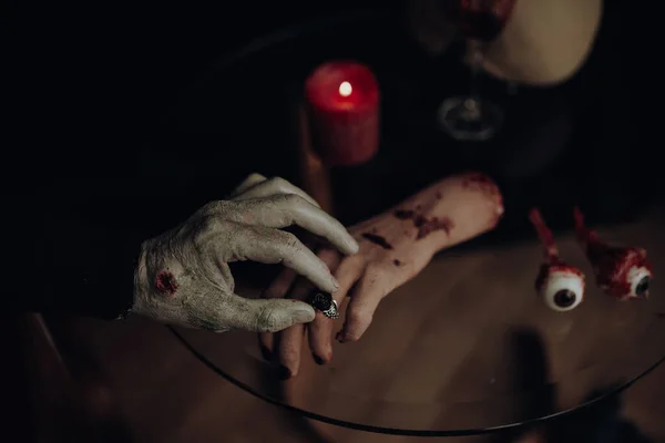 Odrąbana Ręka Kobiety Krwią Męska Ręka Zombie Zakładająca Nią Obrączkę — Zdjęcie stockowe