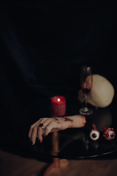 Memotong Tangan Wanita Dengan Darah Dan Memotong Mata Dekorasi Halloween — Stok Foto