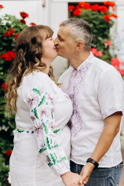 Feliz Jovem Casal Grávida Parque Verão — Fotografia de Stock