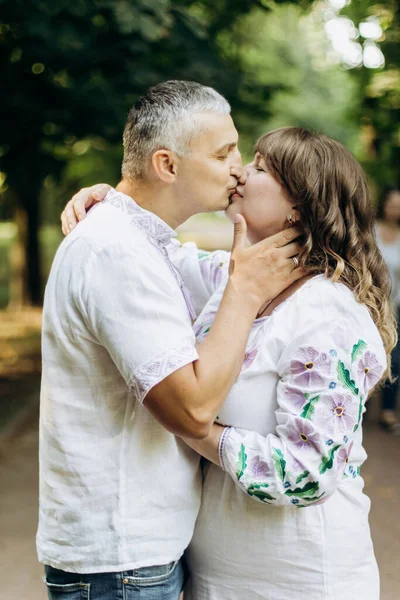 Famiglia Felice Attesa Della Nascita Del Bambino Divertirsi Nel Parco — Foto Stock