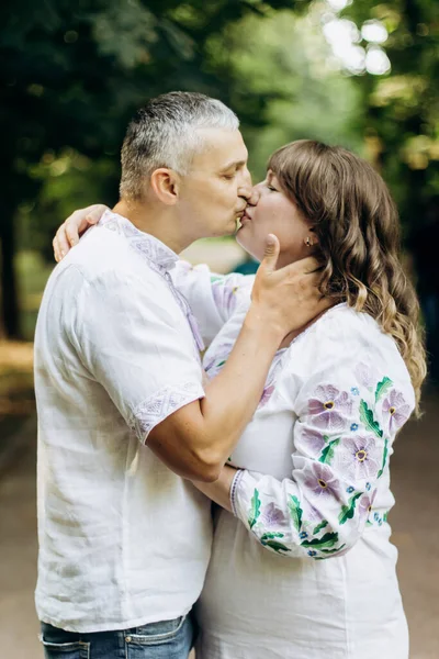 Bela Jovem Casal Grávida Natureza — Fotografia de Stock