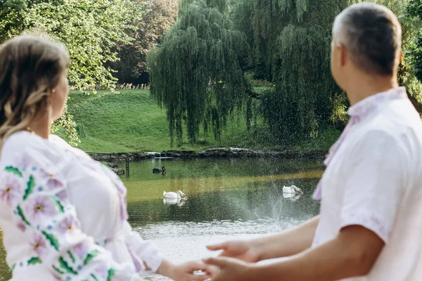 Felice Giovane Coppia Incinta Parco Estate — Foto Stock