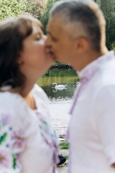 Feliz Retrato Pareja Amorosa Paseo Por Parque Día Soleado —  Fotos de Stock