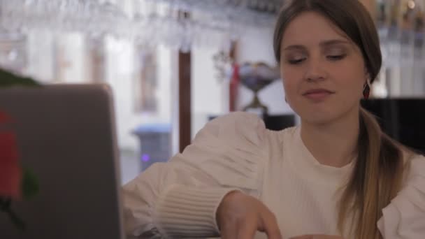 Κορίτσι Σλαβική Εμφάνιση Λευκό Σακάκι Βράδυ Κάθεται Στο Τραπέζι Στο — Αρχείο Βίντεο