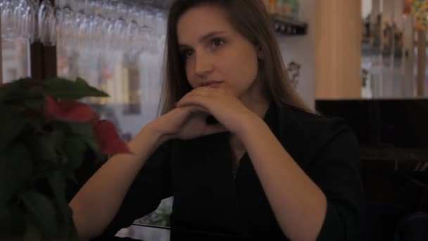 Girl Slavic Verschijning Zwart Shirt Avond Zit Aan Tafel Bar — Stockvideo