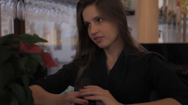 Girl Slavic Verschijning Zwart Shirt Avond Zit Aan Tafel Bar — Stockvideo