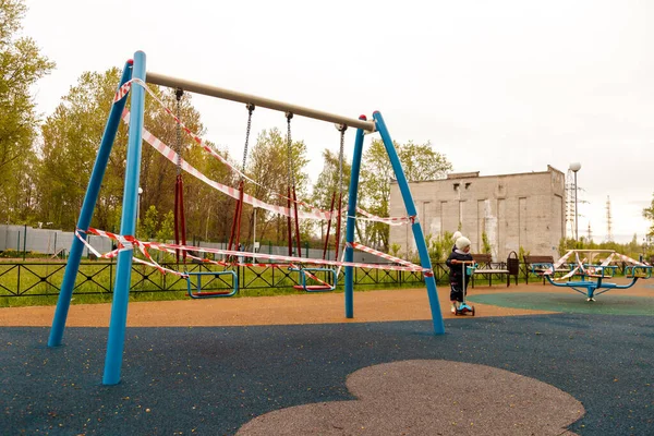 Criança Playground Fechado Triste Menina Chateada Scooter Área Livre Fechada — Fotografia de Stock