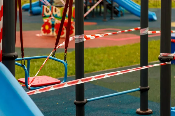 Çocuk parkı salgın ve salgın nedeniyle kapalı. Çocuk parkına yasak. Covid-19 koronavirüsünün önlenmesi. Virüse karşı savaş. Kendini izole etme modu. Evde kal.!