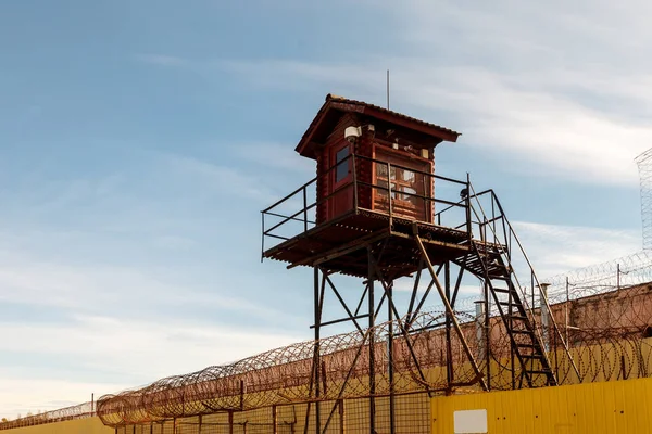 Vězeňská věž a plot z ostnatého drátu — Stock fotografie