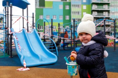 Çocuk kapalı oyun bahçesinde. Kapalı alanda motosikletli üzgün bir kız.