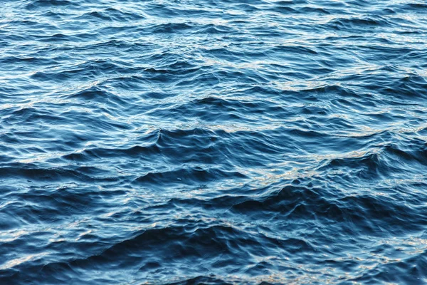 水面に波 波のパターン 表面の新鮮な海の水のビュー 海の波をラッピング 海や海の波の背景 水面壁紙や背景コンセプト ノイズフォトリップル水 — ストック写真