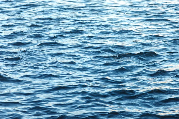 水面に波 波のパターン 表面の新鮮な海の水のビュー 海の波をラッピング 海や海の波の背景 水面壁紙や背景コンセプト ノイズフォトリップル水 — ストック写真