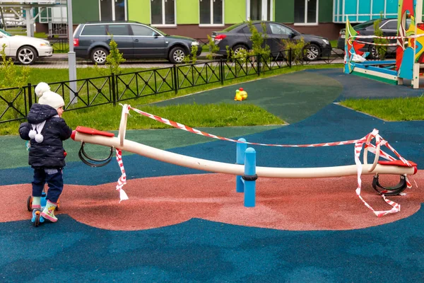 Kind Auf Geschlossenem Spielplatz Traurig Aufgebrachtes Mädchen Auf Roller Auf — Stockfoto