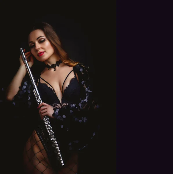 Artista Feminina Terno Com Flauta Fundo Preto Flauta Mão Jogador — Fotografia de Stock