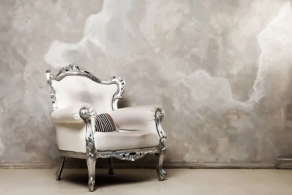 Μια Παλιά Λευκή Καρέκλα Στον Τοίχο Δερμάτινη Καρέκλα Αντίκα Υπάρχει — Φωτογραφία Αρχείου