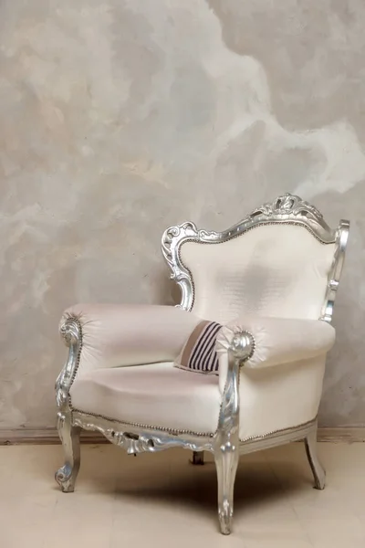 Une Chaise Blanche Antique Contre Mur Chaise Cuir Antique Oreiller — Photo