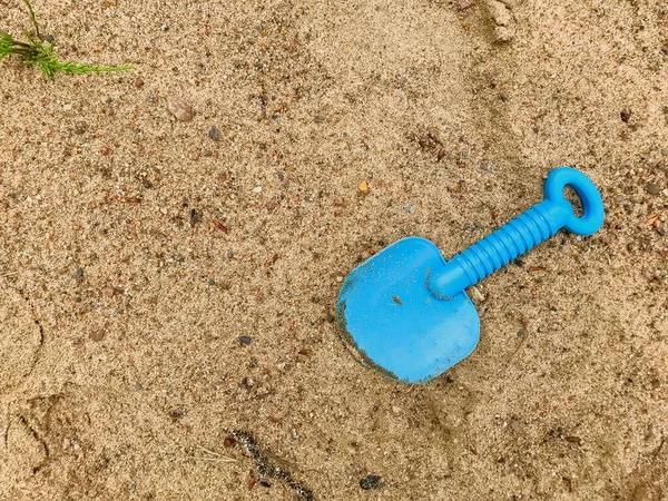 Child Shoulder Blade Wet Sand Blue Blade Sand Beach Abandoned — Stock Photo, Image