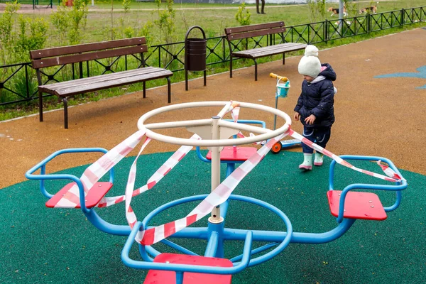 Enfant Sur Une Aire Jeux Fermée Triste Fille Bouleversée Sur — Photo