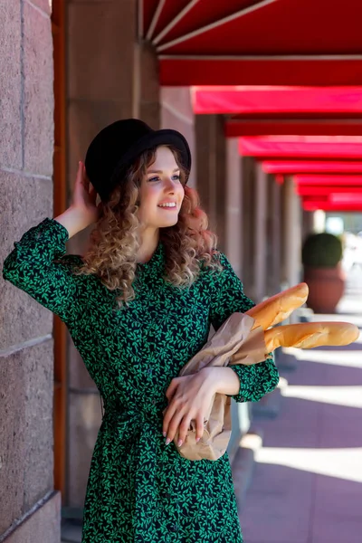 Retrato Mujer Vestida Estilo Francés Con Baguette Mano Estilo Francés — Foto de Stock