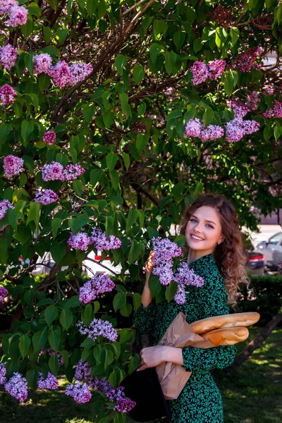 Hübsches Mädchen Französischen Stil Mit Baguette Der Hand Und Flieder — Stockfoto