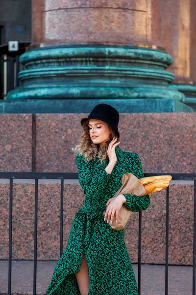 Portrait Woman Dressed French Style Baguette Hand French Style Paris — Stock Photo, Image