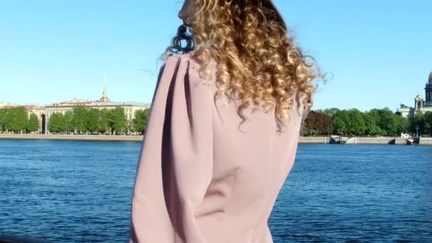 프랑스 복장을 매력적 여자가 강둑에서 여자들은 매력을 배경으로 여성들은 감정을 — 비디오
