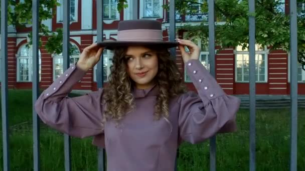 Porträt Attraktive Mädchen Französischer Kleidung Vor Dem Hintergrund Schönen Gebäude — Stockvideo