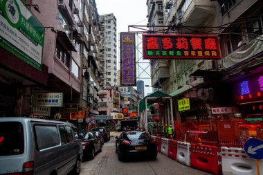 Hong Kong, Şubat 2014: Hong Kong sokaklarında. Metropolis 'in cazibe ve iş binaları. Gökdelenler ve Park alanları. Şehir manzarası Asya şehri. Hong Kong 'da hayat. Kentsel şehirde mimarlık