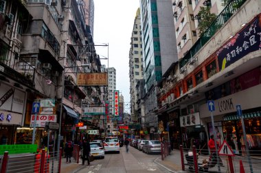 Hong Kong, Şubat 2014: Hong Kong sokaklarında. Metropolis 'in cazibe ve iş binaları. Gökdelenler ve Park alanları. Şehir manzarası Asya şehri. Hong Kong 'da hayat. Kentsel şehirde mimarlık