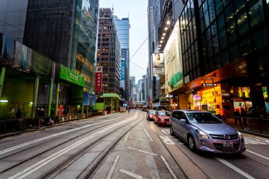 Hong Kong, Şubat 2014: Hong Kong sokaklarında. Metropolis 'in cazibe ve iş binaları. Gökdelenler ve Park alanları. Şehir manzarası Asya şehri. Hong Kong 'da hayat. Kentsel şehirde mimarlık