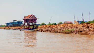 Tonle Sap Gölü. Kampong Phluk kuraklık döneminde yüzen balıkçı köyü. Kale cambazları, insanlar ve tekneler. Zavallı ülke. Siem Reap, Kamboçya yakınlarındaki Kamboçya 'da yaşam ve iş sakinleri