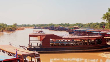 Tonle Sap Gölü. Kampong Phluk kuraklık döneminde yüzen balıkçı köyü. Kale cambazları, insanlar ve tekneler. Zavallı ülke. Siem Reap, Kamboçya yakınlarındaki Kamboçya 'da yaşam ve iş sakinleri
