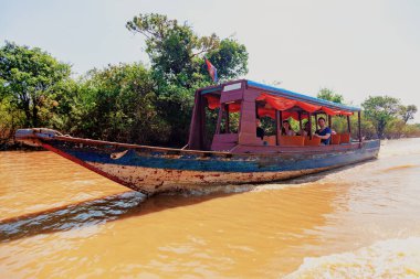 Tonle Sap Gölü. Kampong Phluk kuraklık döneminde yüzen balıkçı köyü. Kale cambazları, insanlar ve tekneler. Zavallı ülke. Siem Reap, Kamboçya yakınlarındaki Kamboçya 'da yaşam ve iş sakinleri